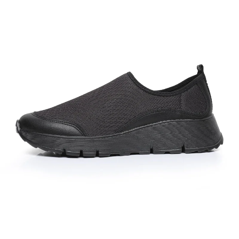 "BreezeLite: Slip-On Sneakers - Black (S019001)